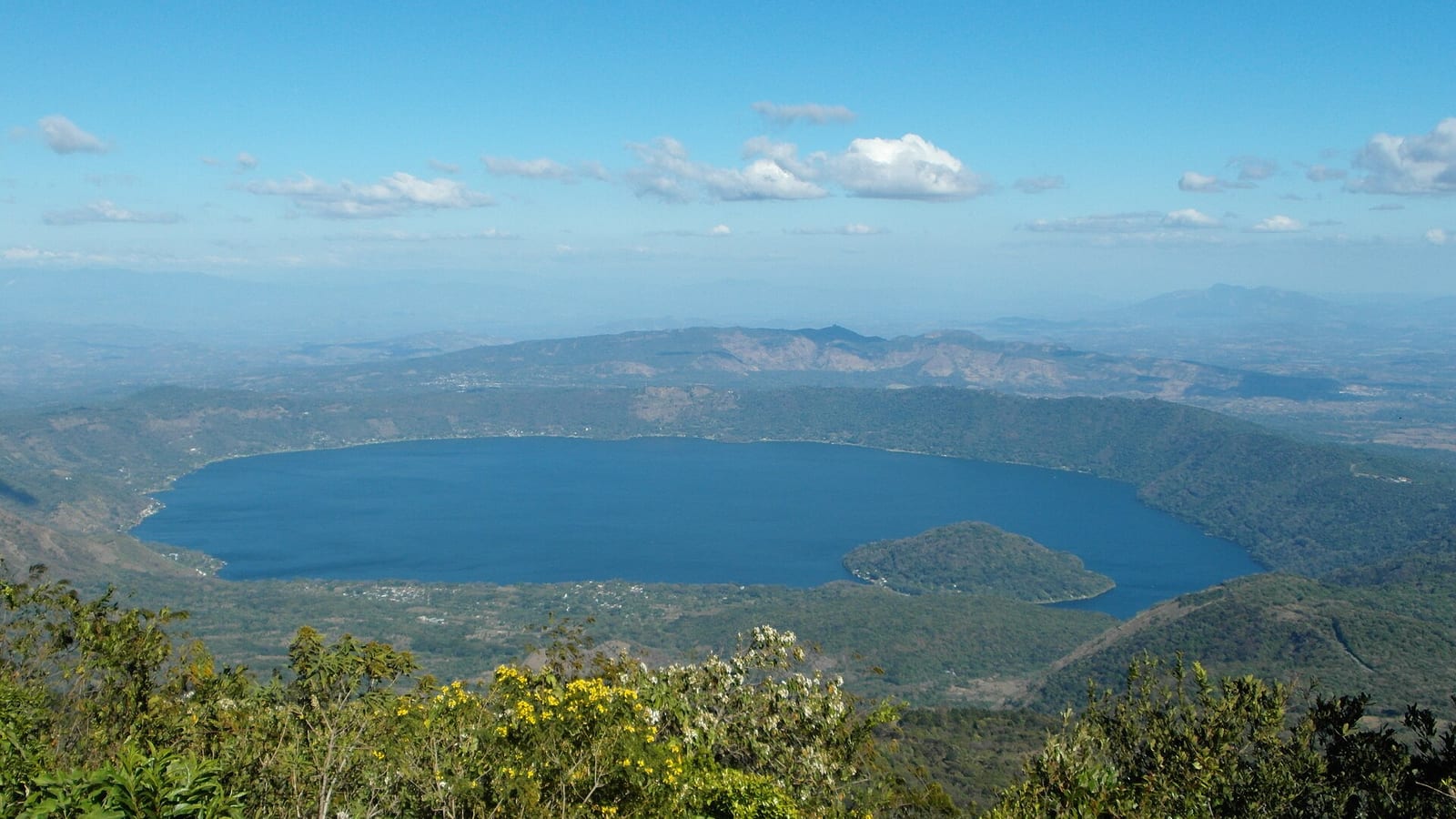 Vista del lago de Coatepeque, El Salvador, con el cielo despejado
